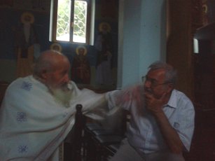 Ο Κώστας με τον μπατζανάκη του, τον πάτερ Αριστείδη, στην Μικρόπολη το 2013